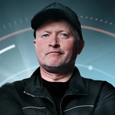 Portrait von Joey Kelly aus Most Wanted mit Cap vor grafischem Hintergrund als Teil der Reality-Verfolgungsjagd.